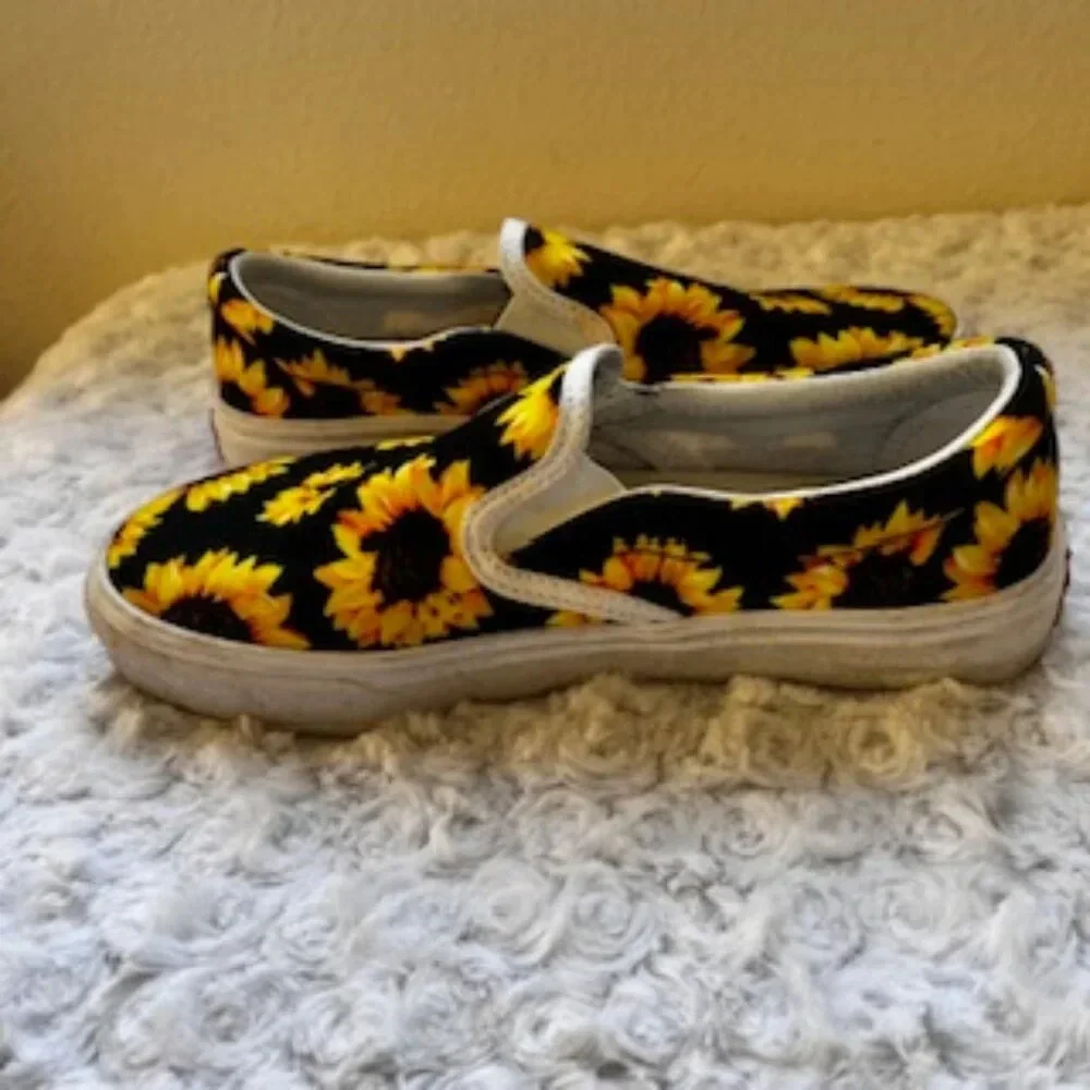 Three In Shoes Slip On Sunflower Canvas Sneakers Loafers Women’s‎ Size 6.5 EUC